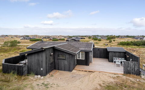 Aleksi - 500M from the Sea: Haus, Zuhause, Dach, Wohngebiet, Hütte, Estate, Bauernhaus, Rasen, Landscaping, Abstellgleis