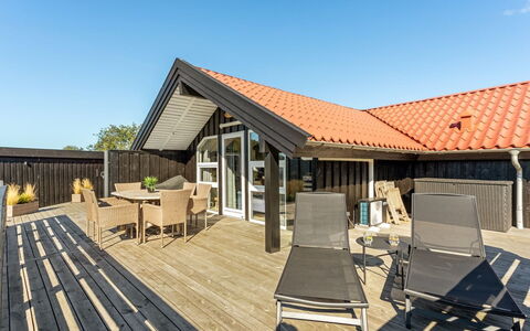 Skyler - 1Km from the Sea: Strauch, Urban Design, Ground, Backstein, Wohnung, Estate, Mauerwerk, Balkon, Landscaping
