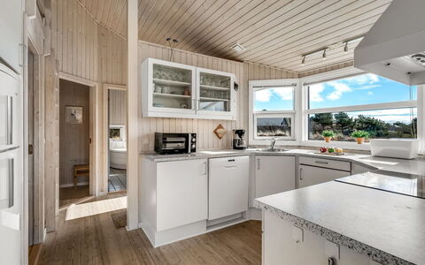 Ferdine - 1.5Km from the Sea: Holz, Decke, Interior Design, Zuhause, Hartholz, Holzbeize, Light Fixture, Countertop, Küche, Design