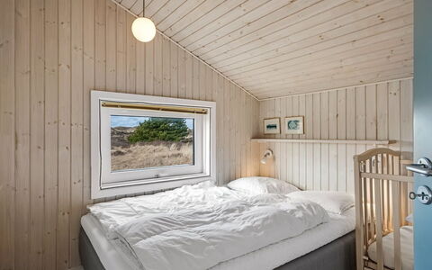 Ferdine - 1.5Km from the Sea: Schlafzimmer, Holz, Bett, Decke, Bettdecke, Bedding, Interior Design, Fussboden, Zuhause, Bettrahmen