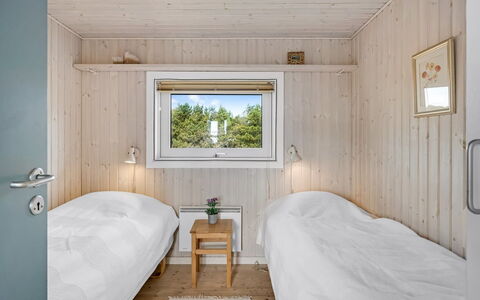 Ferdine - 1.5Km from the Sea: Holz, Schlafzimmer, Zuhause, Tür, Planke, Hartholz, Holzbeize, Bedding, Bett, Bettdecke