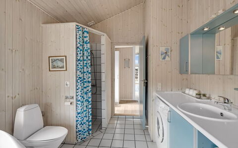 Ferdine - 1.5Km from the Sea: Flooring, Armatur, Fussboden, Holz, Interior Design, Sinken, Decke, Zapfhahn, Badezimmer, Installation