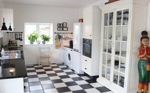Fridoline - 150M from the Sea: Flooring, Küche, Interior Design, Fussboden, Küchengerät, Cabinetry, Major Appliance, Countertop, Möbel, Haushaltsgerät