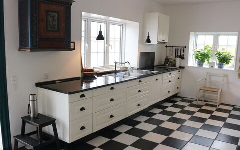 Fridoline - 150M from the Sea: Flooring, Küche, Holz, Cabinetry, Fussboden, Countertop, Interior Design, Schublade, Küchengerät, Schrank