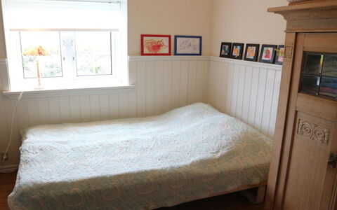 Fridoline - 150M from the Sea: Schlafzimmer, Bett, Fussboden, Bedding, Bettdecke, Holz, Flooring, Interior Design, Möbel, Linens