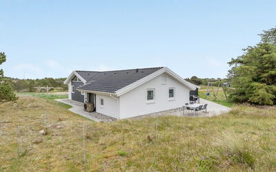Alli - 800M from the Sea