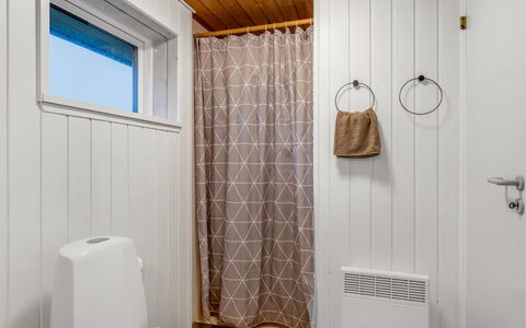 Casandra - 600M from the Sea: Wand, Holz, Flooring, Armatur, Interior Design, Fussboden, Badezimmer, Toilette, Installation, Zimmer