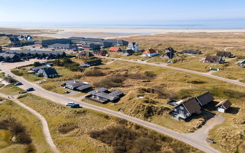 Sten - 100M from the Sea: Strauch, Urban Design, Ground, Backstein, Wohnung, Estate, Mauerwerk, Balkon, Landscaping