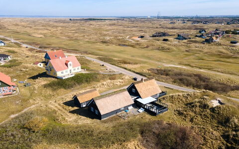 Sten - 100M from the Sea: Strauch, Urban Design, Ground, Backstein, Wohnung, Estate, Mauerwerk, Balkon, Landscaping