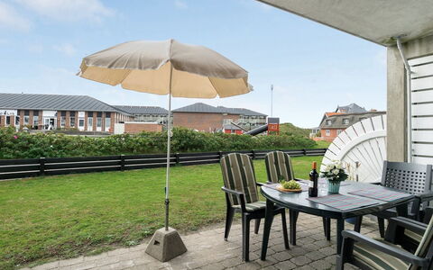 Iliane - 100M from the Sea: Strauch, Urban Design, Ground, Backstein, Wohnung, Estate, Mauerwerk, Balkon, Landscaping