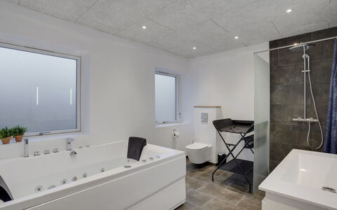 Christiern - 4.5Km from the Sea: Flooring, Interior Design, Decke, Armatur, Fussboden, Beleuchtung, Badezimmer, Light Fixture, Installation, Zimmer