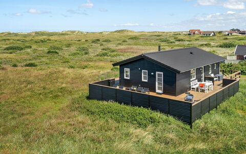 Ortwin - 300M from the Sea: Gras, Haus, Dach, Zuhause, Hütte, Strauch, Grundstueck, Ländliches Gebiet, Bauernhaus, Ground