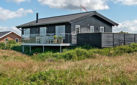 Ortwin - 300M from the Sea: Gras, Haus, Dach, Zuhause, Hütte, Strauch, Grundstueck, Ländliches Gebiet, Bauernhaus, Ground