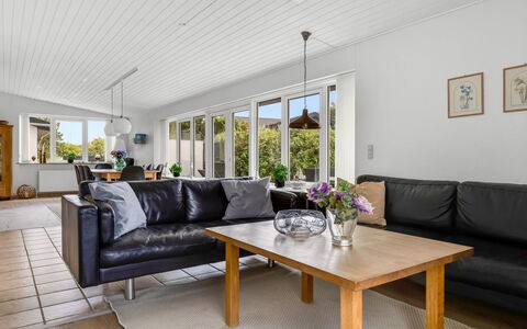 Kita - 500M from the Sea: Couch, Interior Design, Flooring, Möbel, Holz, Fussboden, Decke, Wohnzimmer, Zuhause