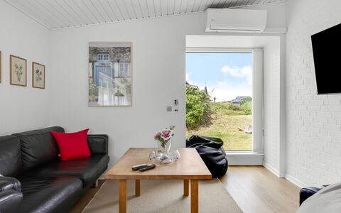 Kita - 500M from the Sea: Wand, Flooring, Couch, Interior Design, Fussboden, Möbel, Decke, Wohnzimmer, Zimmer, Zuhause