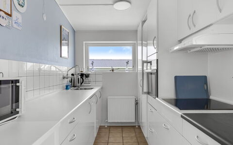 Kita - 500M from the Sea: Küche, Major Appliance, Countertop, Küchengerät, Flooring, Interior Design, Fussboden, Cabinetry, Decke, Sinken