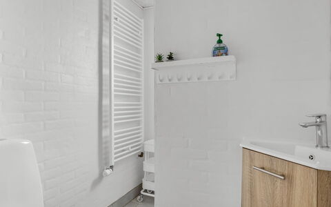Kita - 500M from the Sea: Wand, Flooring, Armatur, Fussboden, Interior Design, Badezimmer, Installation, Zimmer, Zapfhahn