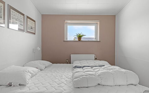 Kita - 500M from the Sea: Interior Design, Schlafzimmer, Decke, Fussboden, Bett, Flooring, Bettdecke, Beleuchtung, Bedding, Möbel