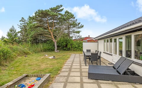 Kita - 500M from the Sea: Zuhause, Grundstueck, Dach, Estate, Schatten, Garten, Garten, Landscaping, Veranda, Flagstone
