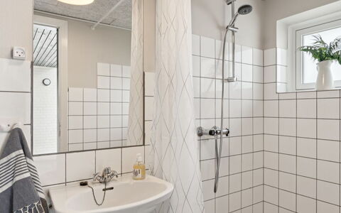 Kita - 500M from the Sea: Wand, Badezimmer, Armatur, Interior Design, Flooring, Fussboden, Installation, Zapfhahn, Toilette, Sinken