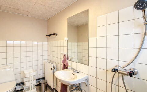 Kita - 500M from the Sea: Armatur, Wand, Flooring, Bad Sink, Fussboden, Badezimmer, Interior Design, Sinken, Toilette, Toilleten Sitz