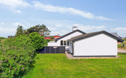 Kita - 500M from the Sea: Gras, Haus, Dach, Zuhause, Wohngebiet, Wolke, Hütte, Grundstueck, Steigung, Estate