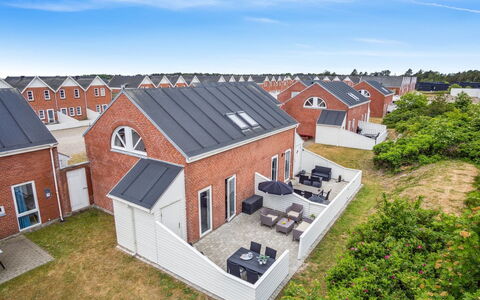 Withulf - 2.3Km from the Sea: Möbel, Interior Design, Stuhl, Flooring, Tabelle, Resort, Fussboden, Decke, Zimmer, Eco Hotel