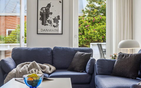 Withulf - 2.3Km from the Sea: Möbel, Interior Design, Stuhl, Flooring, Tabelle, Resort, Fussboden, Decke, Zimmer, Eco Hotel