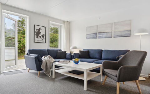 Withulf - 2.3Km from the Sea: Möbel, Interior Design, Stuhl, Flooring, Tabelle, Resort, Fussboden, Decke, Zimmer, Eco Hotel