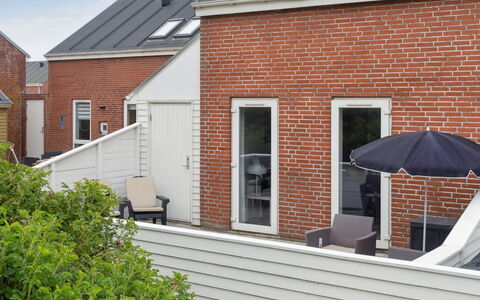 Withulf - 2.3Km from the Sea: Möbel, Interior Design, Stuhl, Flooring, Tabelle, Resort, Fussboden, Decke, Zimmer, Eco Hotel