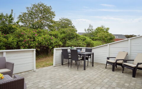Withulf - 2.3Km from the Sea: Möbel, Interior Design, Stuhl, Flooring, Tabelle, Resort, Fussboden, Decke, Zimmer, Eco Hotel