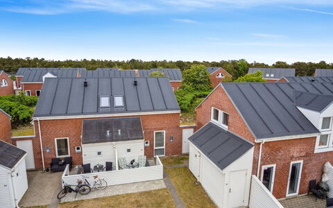 Withulf - 2.3Km from the Sea: Möbel, Interior Design, Stuhl, Flooring, Tabelle, Resort, Fussboden, Decke, Zimmer, Eco Hotel