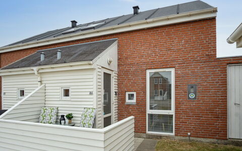 Withulf - 2.3Km from the Sea: Möbel, Interior Design, Stuhl, Flooring, Tabelle, Resort, Fussboden, Decke, Zimmer, Eco Hotel