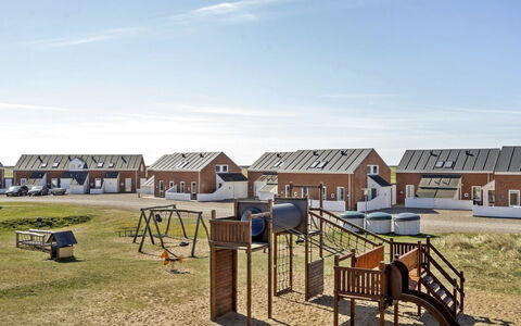 Otto - 2.3Km from the Sea: Auffahrt, Abstellgleis