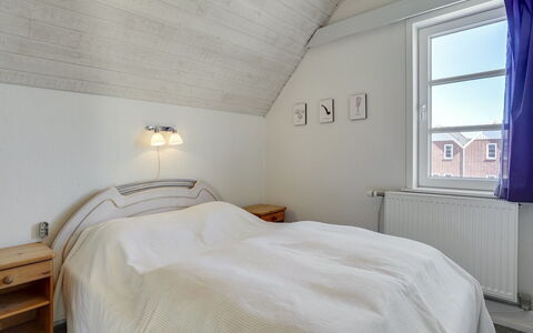 Otto - 2.3Km from the Sea: Schlafzimmer, Holz, Decke, Fussboden, Bett, Flooring, Bettdecke, Bedding, Interior Design, Bettrahmen