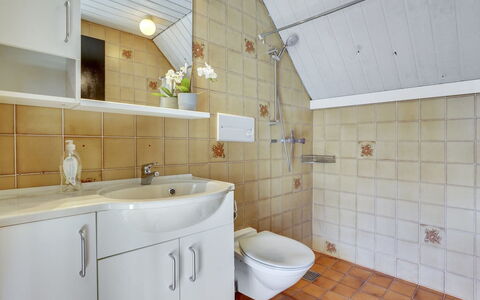 Otto - 2.3Km from the Sea: Armatur, Flooring, Bad Sink, Sinken, Badezimmer, Interior Design, Fussboden, Zapfhahn, Installation, Badezimmerschrank