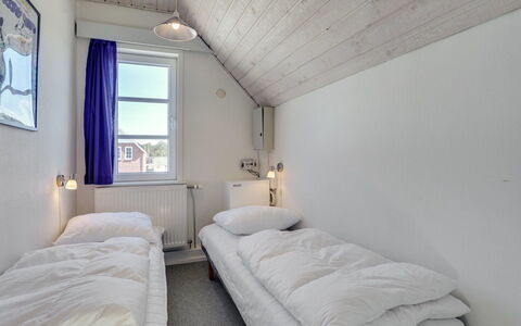 Otto - 2.3Km from the Sea: Schlafzimmer, Bett, Tür, Bedding, Bettrahmen, Bettdecke, Wohnheim, Daylighting, Kissen