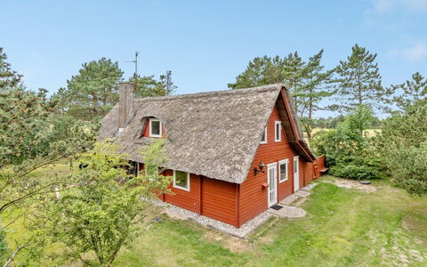 Tine - 2.3Km from the Sea: Strauch, Urban Design, Ground, Backstein, Wohnung, Estate, Mauerwerk, Balkon, Landscaping