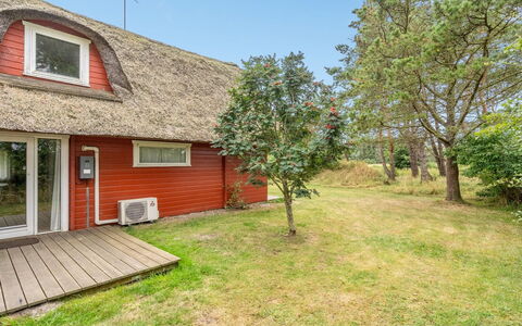 Tine - 2.3Km from the Sea: Strauch, Urban Design, Ground, Backstein, Wohnung, Estate, Mauerwerk, Balkon, Landscaping