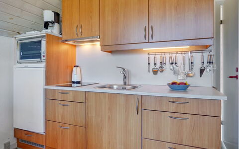 Fraja - 2.3Km from the Sea: Sinken, Spüle, Küche, Cabinetry, Armatur, Holz, Countertop, Interior Design, Zapfhahn, Flooring
