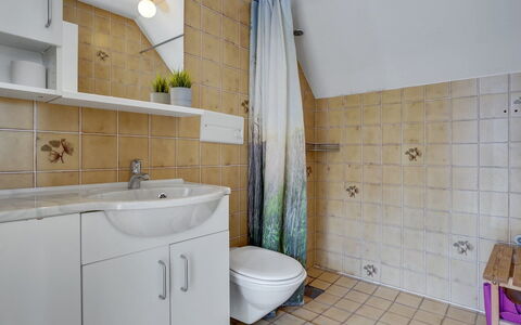 Fraja - 2.3Km from the Sea: Badezimmer, Armatur, Flooring, Sinken, Interior Design, Fussboden, Bad Sink, Zapfhahn, Installation, Fliese