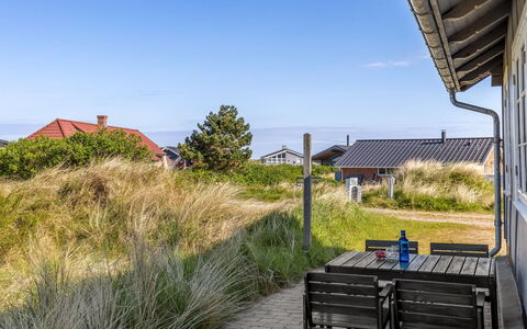 Gertraud - 500M from the Sea: Wohnung, Schatten, Balkon, Stuhl, Zaun, Gartenmöbel, Aluminium, Kunstrasen