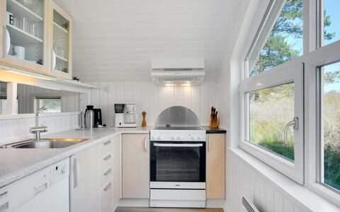 Thera - 2.8Km from the Sea: Holz, Interior Design, Decke, Küche, Flooring, Countertop, Küchengerät, Beleuchtung, Light Fixture, Fussboden