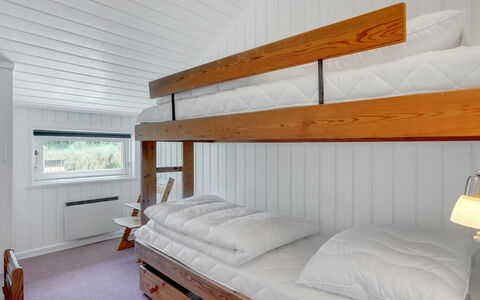 Thera - 2.8Km from the Sea: Bett, Holz, Schlafzimmer, Decke, Interior Design, Fussboden, Flooring, Etagenbett, Bedding, Bettdecke