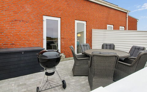 Maarit - 2.3Km from the Sea: Wohnung, Schatten, Balkon, Stuhl, Zaun, Gartenmöbel, Aluminium, Kunstrasen