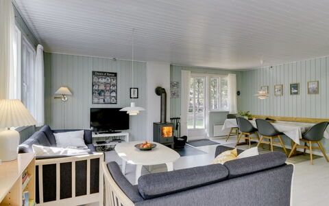 Epiphania - 900M from the Sea: Möbel, Interior Design, Flooring, Decke, Holz, Couch, Fussboden, Zuhause, Wohnzimmer, Light Fixture