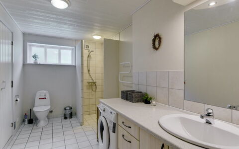 Epiphania - 900M from the Sea: Flooring, Fussboden, Armatur, Interior Design, Decke, Sinken, Zapfhahn, Installation, Badezimmer, Zimmer