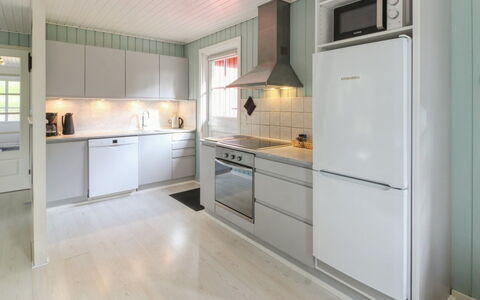 Epiphania - 900M from the Sea: Küche, Flooring, Küchengerät, Holz, Countertop, Major Appliance, Interior Design, Cabinetry, Fussboden, Decke