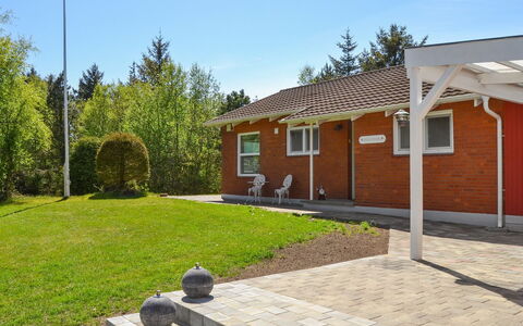Gwen - 2.7Km from the Sea: Haus, Wohngebiet, Dach, Zuhause, Strauch, Hütte, Grundstueck, Garten, Rasen, Abstellgleis