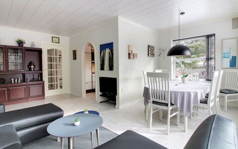 Gwen - 2.7Km from the Sea: Möbel, Interior Design, Flooring, Fussboden, Wand, Couch, Decke, Holz, Wohnzimmer, Light Fixture